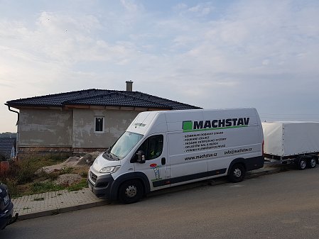 Foukaná izolace stropní konstrukce na novostavbě bungalovu ve Světlé nad Sázavou